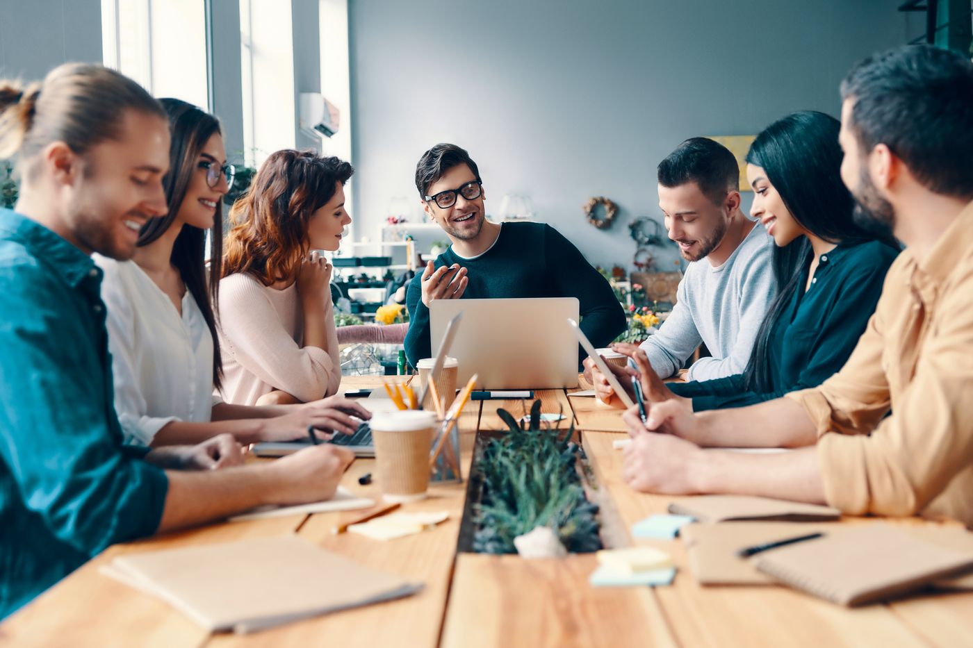 Equipo de trabajo reunido alrededor de una mesa